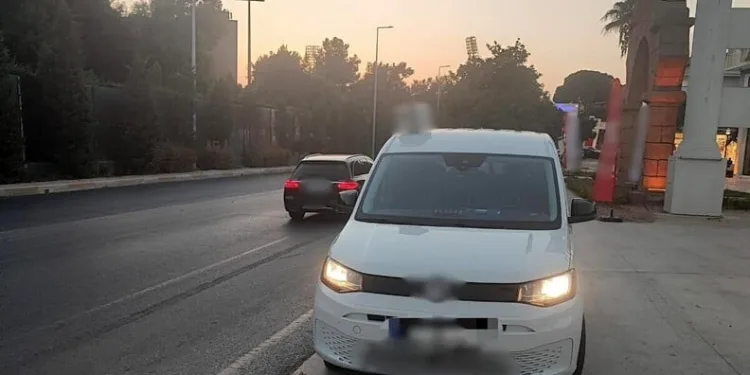 Seyir halindeki otomobil alev alev yanarak kullanılamaz hale geldi