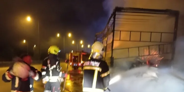 Seyir halindeki otomobil alev alev yanarak kullanılamaz hale geldi