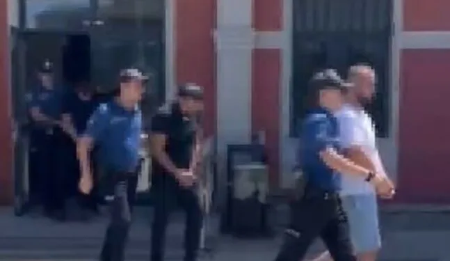 Seyir halindeki otomobil alev alev yanarak kullanılamaz hale geldi