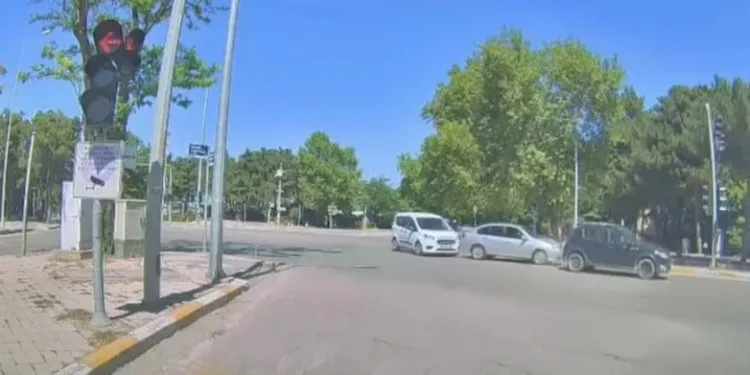 Seyir halindeki otomobil alev alev yanarak kullanılamaz hale geldi