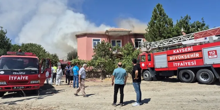 Seyir halindeki otomobil alev alev yanarak kullanılamaz hale geldi