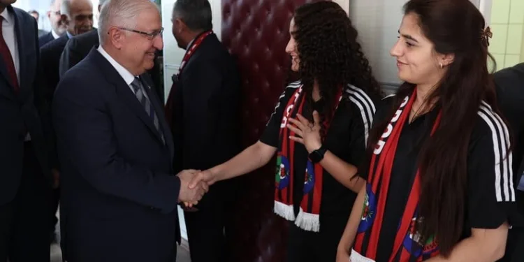 Milli Savunma Bakanı Güler, Yüksekova Kadın Futbol Takımı ile bir araya geldi