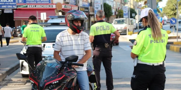 Milli Savunma Bakanı Güler, Yüksekova Kadın Futbol Takımı ile bir araya geldi