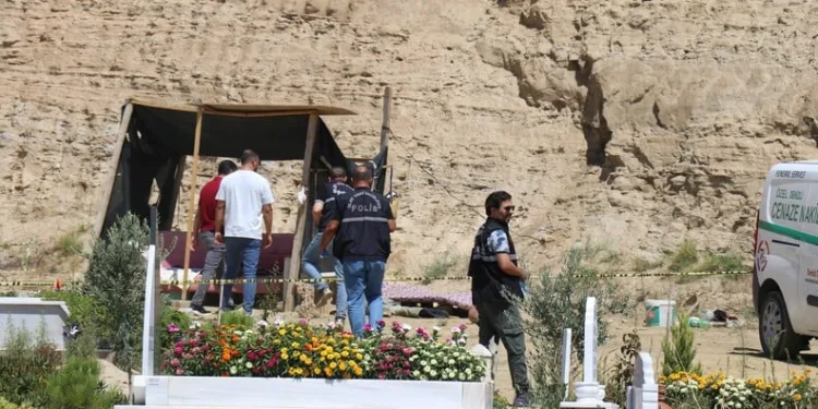 Milli Savunma Bakanı Güler, Yüksekova Kadın Futbol Takımı ile bir araya geldi