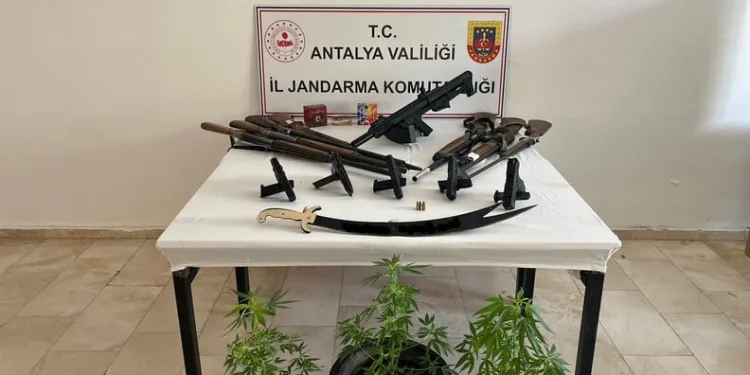 Antalya’da silah kaçakçılarına operasyon: 5 gözaltı