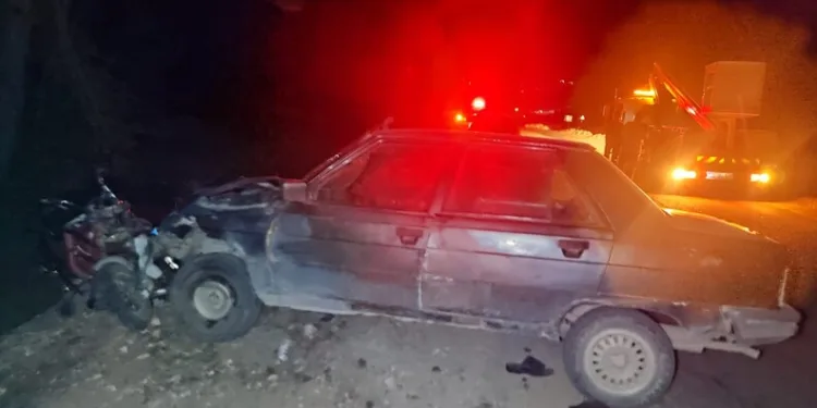 Arnavutköy’de freni patlayan kamyonet önce reklam panolarına sonra trafik ışığına çarptı: 1 yaralı