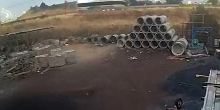 Arnavutköy’de freni patlayan kamyonet önce reklam panolarına sonra trafik ışığına çarptı: 1 yaralı