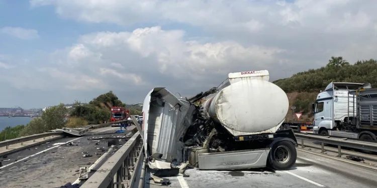 Arnavutköy’de freni patlayan kamyonet önce reklam panolarına sonra trafik ışığına çarptı: 1 yaralı