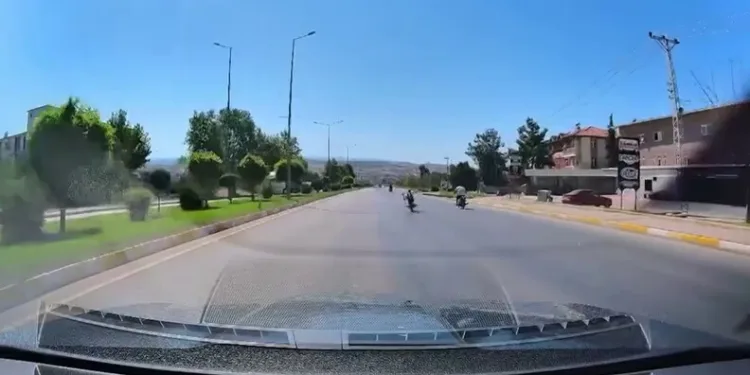 Arnavutköy’de freni patlayan kamyonet önce reklam panolarına sonra trafik ışığına çarptı: 1 yaralı