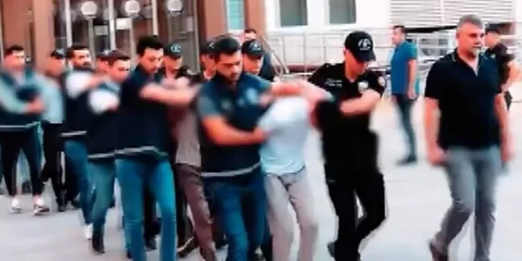 Arnavutköy’de freni patlayan kamyonet önce reklam panolarına sonra trafik ışığına çarptı: 1 yaralı