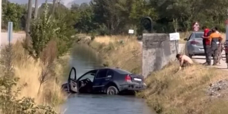 Arnavutköy’de freni patlayan kamyonet önce reklam panolarına sonra trafik ışığına çarptı: 1 yaralı
