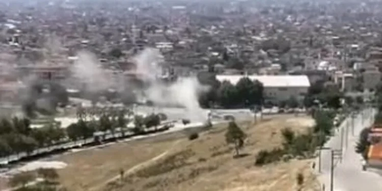 Arnavutköy’de freni patlayan kamyonet önce reklam panolarına sonra trafik ışığına çarptı: 1 yaralı