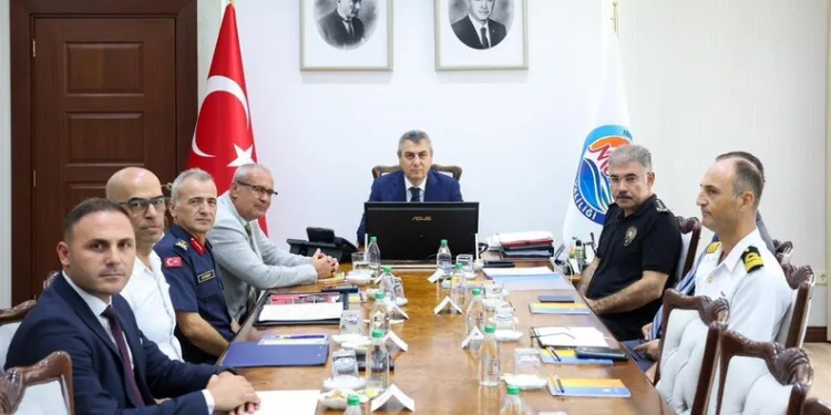 Fethiye Akmaz Plajı’nda çıkan yangın kontrol altına alındı
