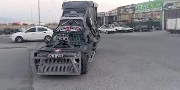 Kasko için Tesla aracın fotoğrafını çekerken tır çarptı: 1 yaralı