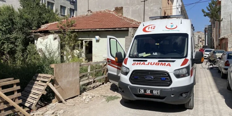 Kasko için Tesla aracın fotoğrafını çekerken tır çarptı: 1 yaralı