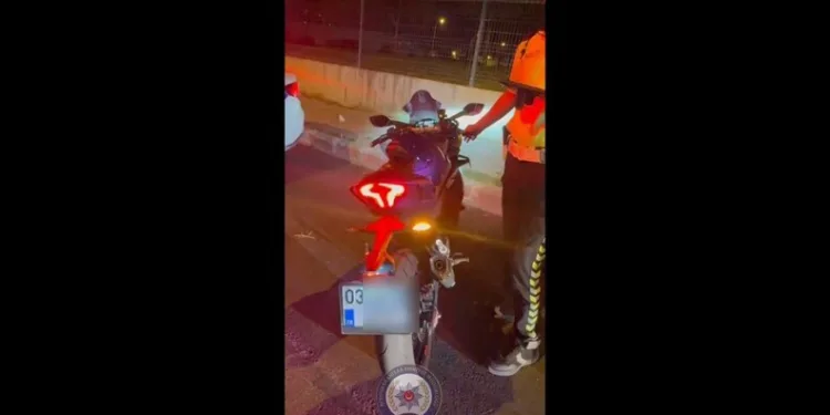 Kasko için Tesla aracın fotoğrafını çekerken tır çarptı: 1 yaralı