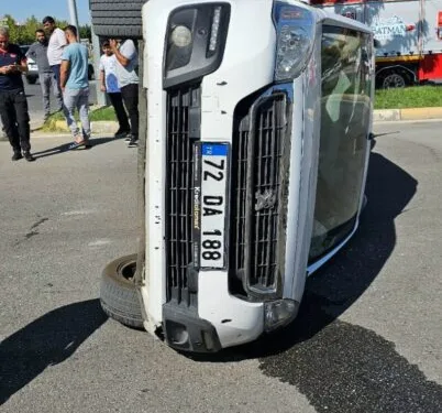 Karaman’da otomobille elektrikli bisiklet çarpıştı: 2 yaralı