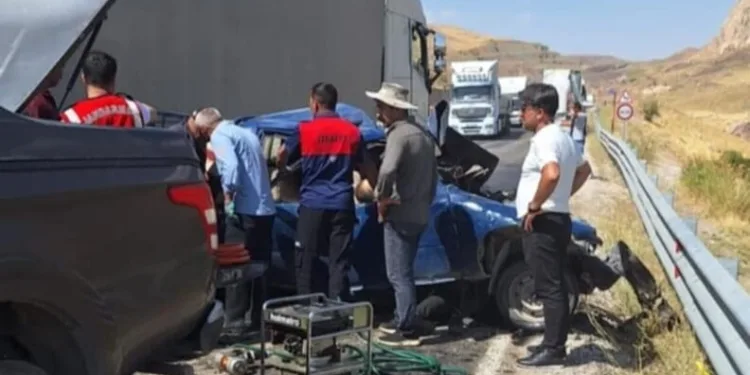 Motosikletlerin çarpıştığı kazada sürücüler yaralandı