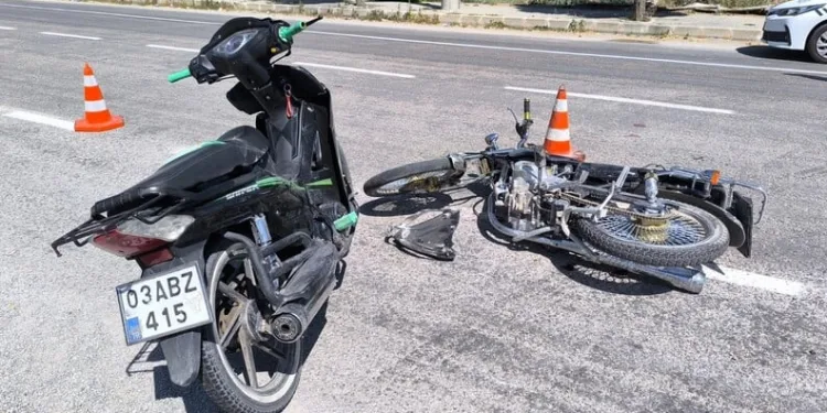 Motosikletlerin çarpıştığı kazada sürücüler yaralandı