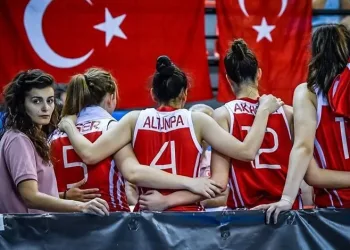 Kolunda serumla yatak odasında ölü bulundu