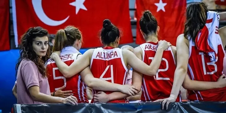 Kolunda serumla yatak odasında ölü bulundu