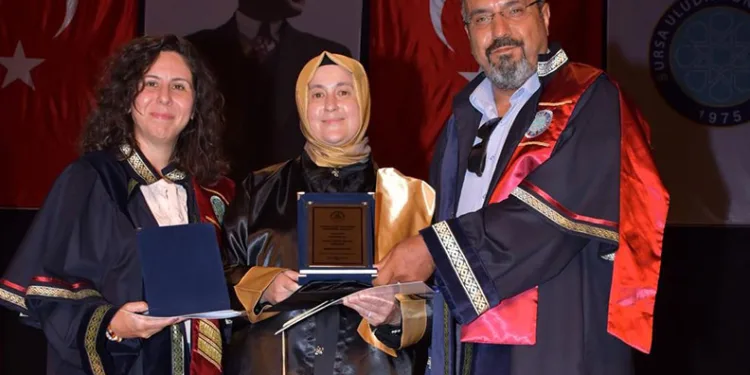 50 yaşında üniversitede bölüm birincisi oldu