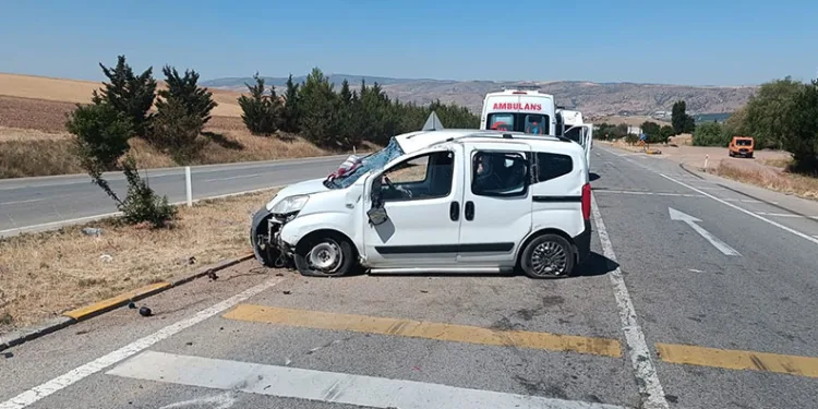 Hafif ticari araç takla attı: Aynı aileden 3’ü çocuk 5 yaralı