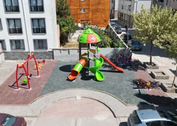 İnegöl Belediyesi eskiyen çocuk parklarını yeniliyor