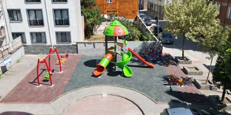 İnegöl Belediyesi eskiyen çocuk parklarını yeniliyor
