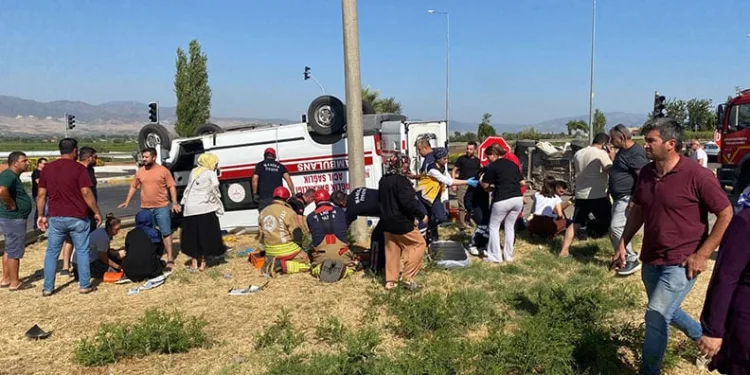 Manisa’da ambulans otomobille çarpıştı: 2’si ağır 7 yaralı