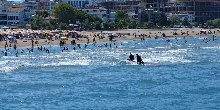 Samsun’da yüzen gençlerden biri boğuldu, diğeri kayıp