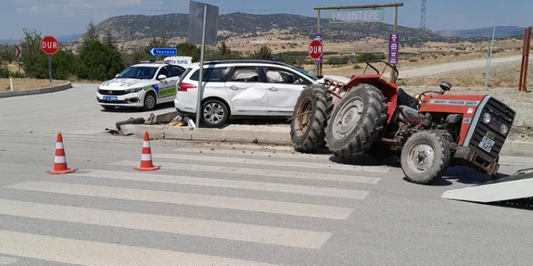 Burdur’da traktör ile otomobil çarpıştı: 1’i ağır 6 yaralı