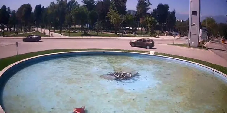 Bursa’da alkollü şahıs süs havuzuna düştü