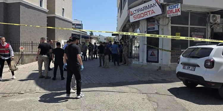 Adliyeden çıkarılan zanlılara silahlı saldırı: 2 yaralı