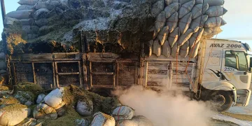 Siirt’te saman yüklü kamyonda yangın çıktı