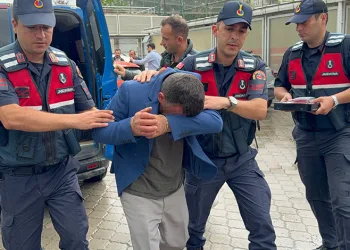 Eşini bardak ve yumruk darbesi ile öldürdü