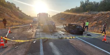 İki otomobil kafa kafaya çarpıştı: 3 ölü, 5 yaralı