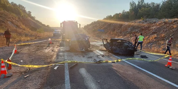 İki otomobil kafa kafaya çarpıştı: 3 ölü, 5 yaralı