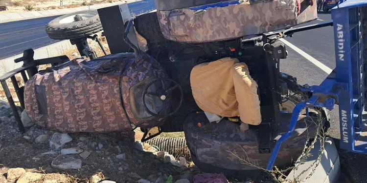 Beton mikseri traktöre çarptı: 1 yaralı