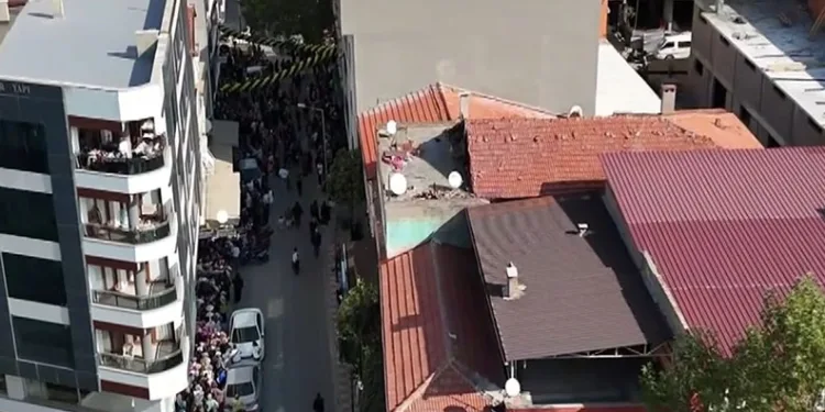 Mağaza açılışında izdiham yaşandı