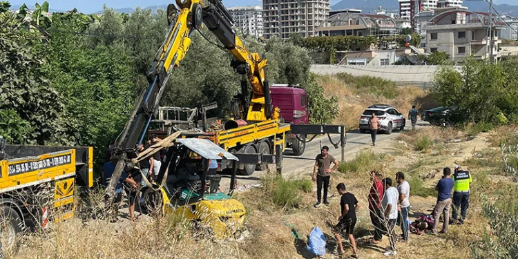 Antalya’da devrilen forkliftin altında kalan sürücü hayatını kaybetti