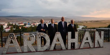 Nuri Ersoy, tarihi Ardahan kalesinde inceleme yaptı