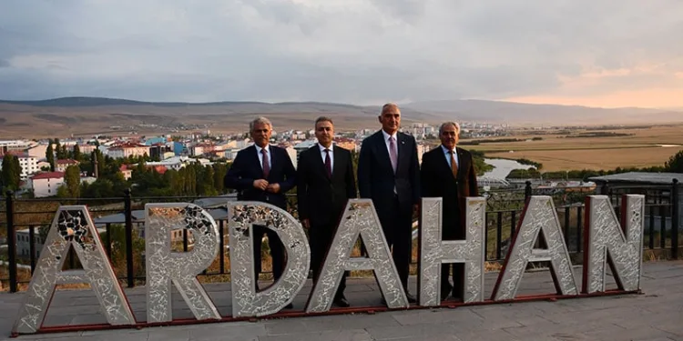 Nuri Ersoy, tarihi Ardahan kalesinde inceleme yaptı