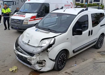Bursa’da iki otomobil çarpıştı, 3 kişi yaralandı