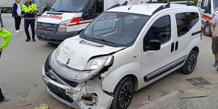 Bursa’da iki otomobil çarpıştı, 3 kişi yaralandı