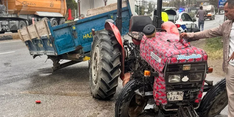 Manisa’da tır ile traktör çarpıştı: Yaşlı sürücü ağır yaralı