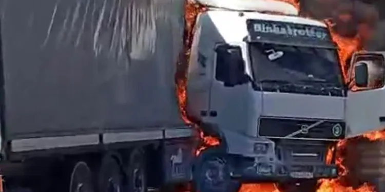 Gaziantep’te seyir halindeki tır alev aldı