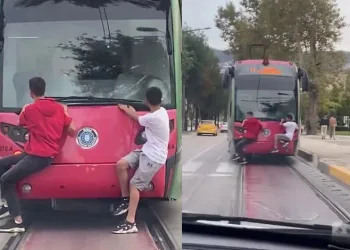 Bursa’da motosikletli yağışlı havada drift attı, yere kapaklandı