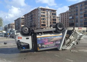 Bursa’da çöp kamyonu kaygan yolda takla attı: 2 yaralı