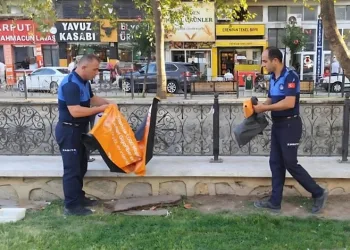 Gemlik’te İzinsiz Afişlere Zabıta Müdahalesi